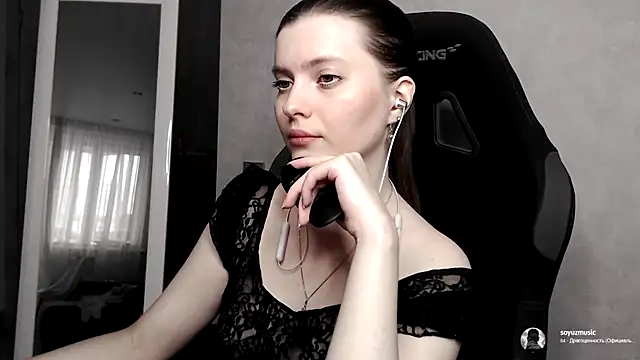 cute elfy  online show from September 17, 2025, 3:03 pm