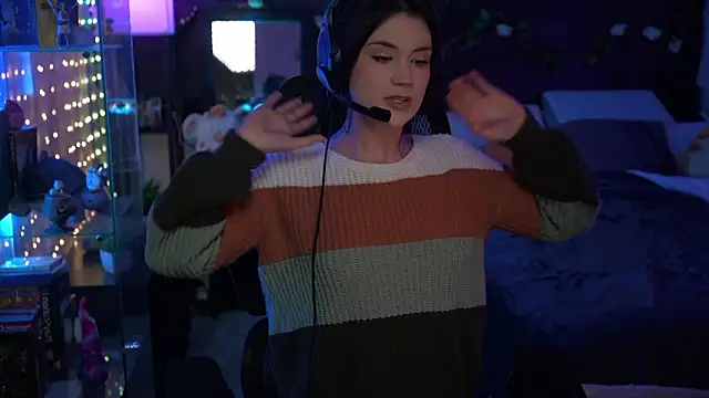 littlelune online show from February 18, 2026, 11:01 pm