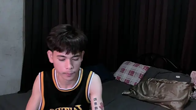 hotfreshdior online show from April 18, 2026, 5:37 pm