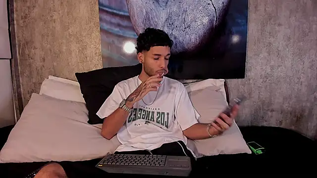 Thiagoferreti online show from May 8, 2026, 3:43 am