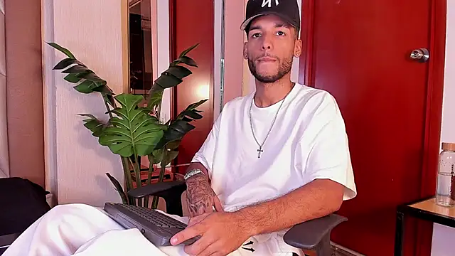 Thiagoferreti online show from March 18, 2026, 3:09 am