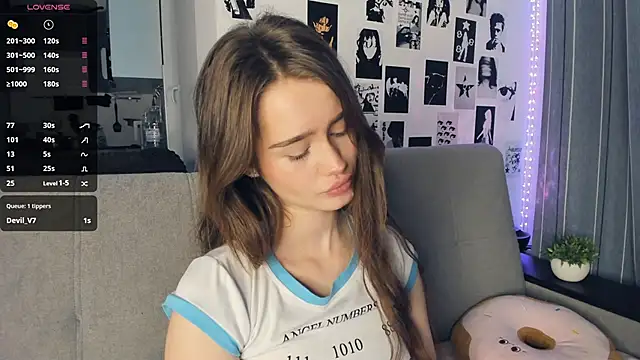 lovelyalivia online show from November 11, 2025, 9:48 am