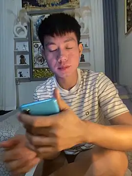 xshyboyx online show from October 2, 2025, 12:08 pm