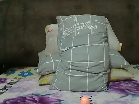 Snapshot of petite_sexy21 chatting on July 9, 2026, 3:18 am petite sexy21 online show from July 9, 2026, 3:18 am
