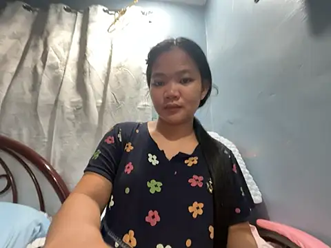 Snapshot of princess_janine chatting on April 15, 2026, 9:48 am princess janine online show from April 15, 2026, 9:48 am