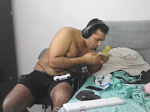 morenocabro10 online show from April 22, 2026, 5:14 am