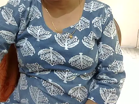 Snapshot of CHAMELI4747 chatting on August 3, 2026, 8:22 am CHAMELI4747 online show from August 3, 2026, 8:22 am