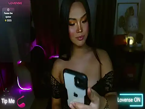 Snapshot of _MaxcineMalkova_ chatting on November 24, 2025, 8:25 am MaxcineMalkova online show from November 24, 2025, 8:25 am