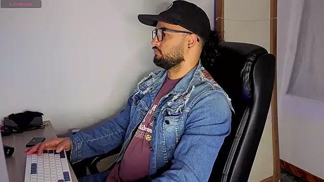 Ernesto-Rodriguez82 online show from October 10, 2025, 2:34 am