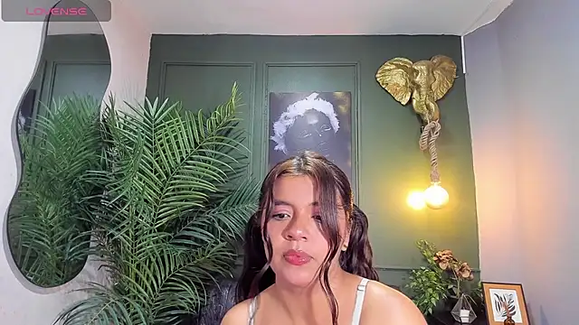 sweety smilee online show from October 9, 2025, 8:09 pm