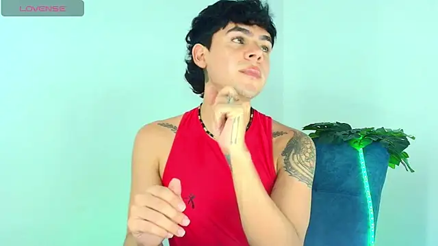 CamiiGuzmanX online show from December 16, 2025, 8:46 pm