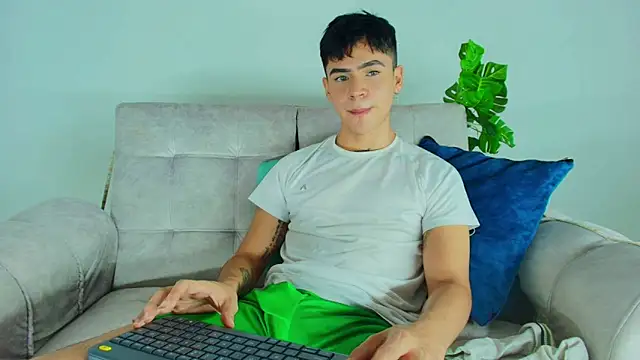 CamiiGuzmanX online show from October 13, 2025, 8:21 pm