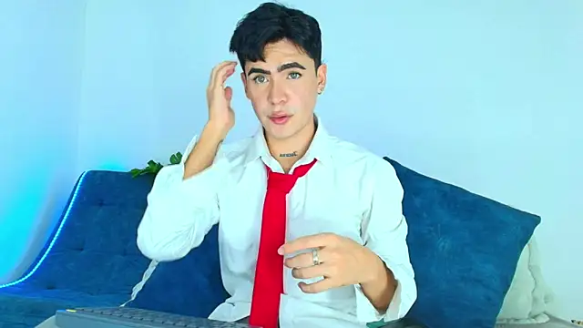 CamiiGuzmanX online show from November 7, 2025, 8:35 pm