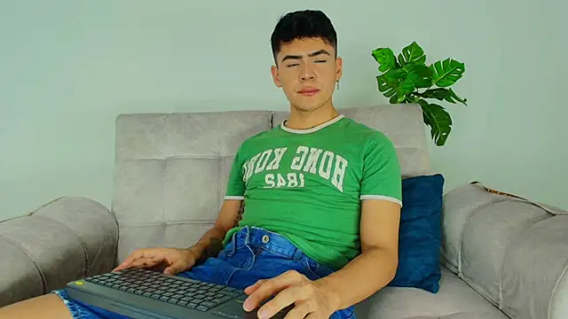 CamiiGuzmanX online show from October 9, 2025, 8:09 pm