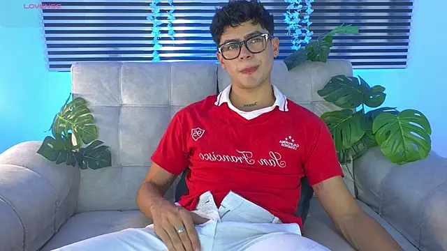 CamiiGuzmanX online show from July 1, 2026, 8:42 pm