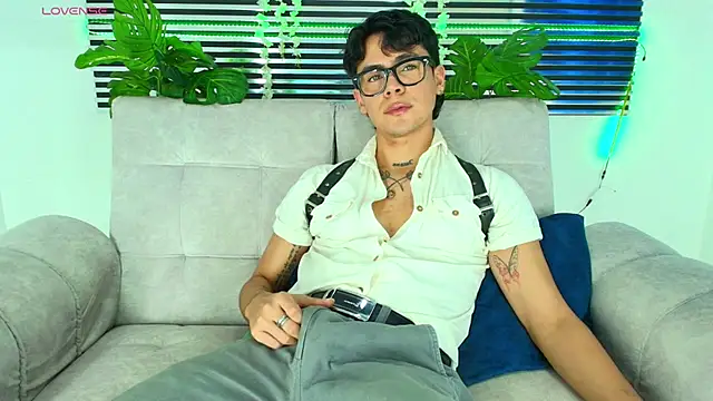 CamiiGuzmanX online show from February 4, 2026, 7:42 pm