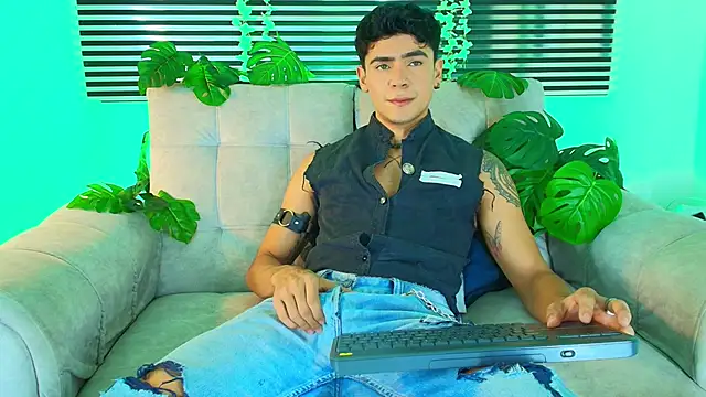 CamiiGuzmanX online show from June 8, 2026, 9:48 pm