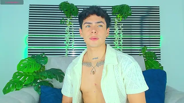 CamiiGuzmanX online show from April 24, 2026, 8:33 pm
