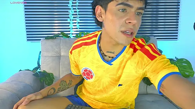 CamiiGuzmanX online show from June 17, 2026, 8:19 pm