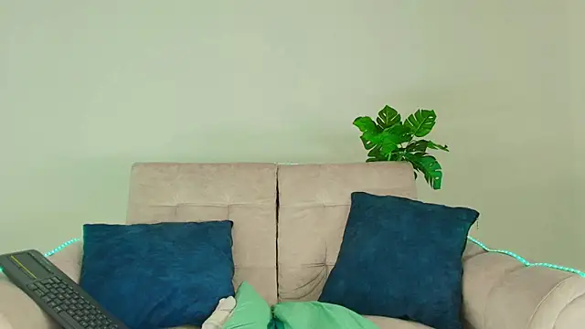 CamiiGuzmanX online show from October 6, 2025, 9:15 pm