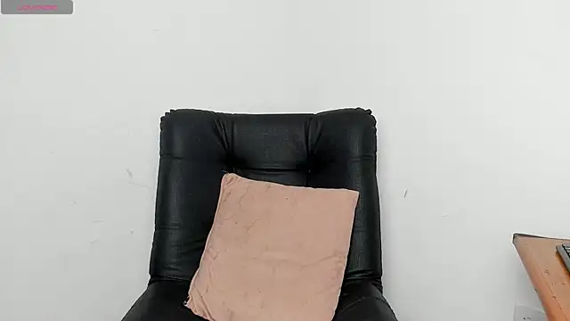 axel davis  online show from December 23, 2025, 1:38 am