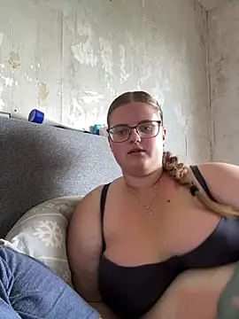 Snapshot of CurvyPaar2 chatting on June 15, 2026, 12:27 pm CurvyPaar2 online show from June 15, 2026, 12:27 pm
