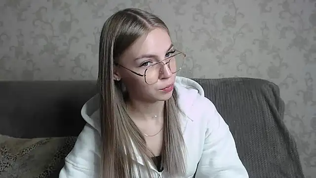 Snapshot of HitGyrl chatting on March 7, 2026, 7:59 am HitGyrl online show from March 7, 2026, 7:59 am