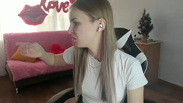 Snapshot of HitGyrl chatting on March 10, 2026, 8:07 am HitGyrl online show from March 10, 2026, 8:07 am