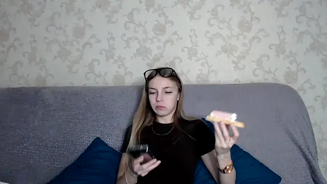 HitGyrl online show from November 13, 2025, 1:09 am