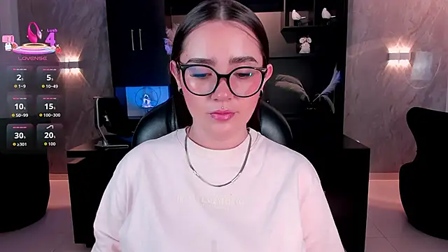 Snapshot of SarahRhodes_ chatting on June 4, 2026, 11:59 am SarahRhodes online show from June 4, 2026, 11:59 am