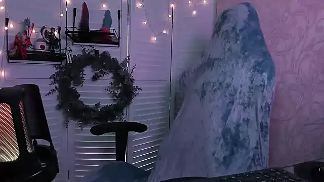 aestheticbeing online show from December 15, 2025, 12:11 pm