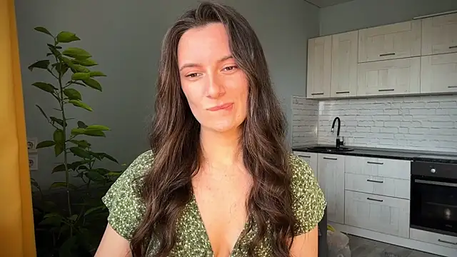 Luna Raee online show from September 25, 2025, 7:03 am