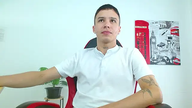 Cumandres18 online show from December 4, 2025, 2:49 pm