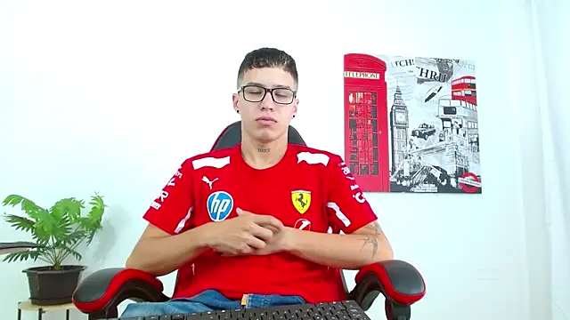 Cumandres18 online show from September 15, 2025, 1:44 pm