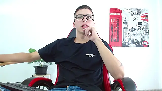 Cumandres18 online show from October 6, 2025, 2:07 pm