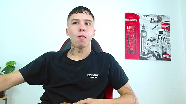 Cumandres18 online show from March 6, 2026, 2:23 pm