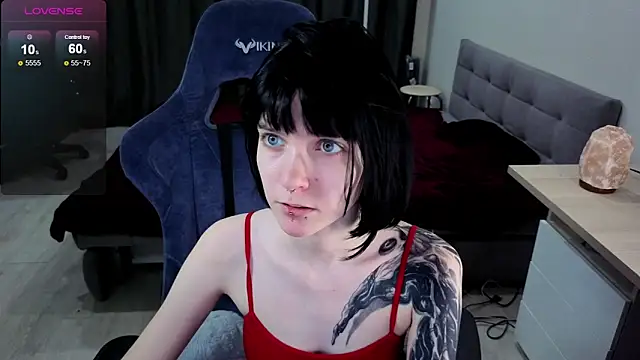 HazelTompson online show from January 14, 2026, 3:04 pm