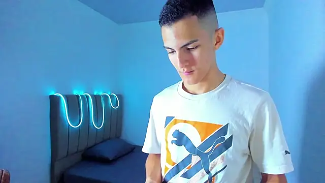 Snapshot of Matiius18 chatting on June 17, 2026, 1:43 pm Matiius18 online show from June 17, 2026, 1:43 pm