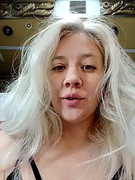 Snapshot of HeronDenni chatting on December 5, 2025, 12:54 am HeronDenni online show from December 5, 2025, 12:54 am