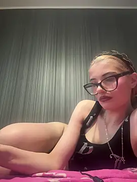 Larra69 online show from June 10, 2026, 4:41 pm