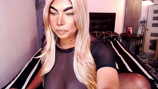 xTrixieMae online show from September 10, 2025, 7:18 am