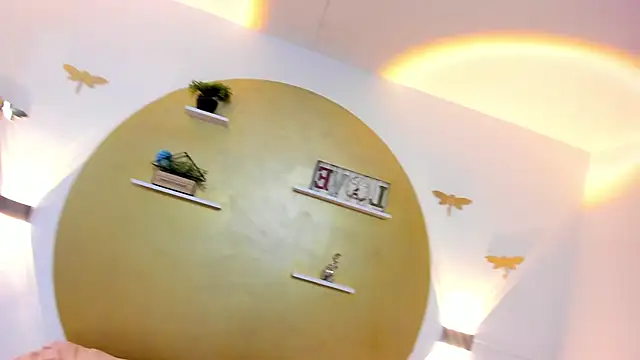 Bella  Lane online show from December 16, 2025, 6:01 pm