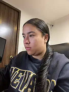Zoey thompson online show from May 6, 2026, 4:27 am