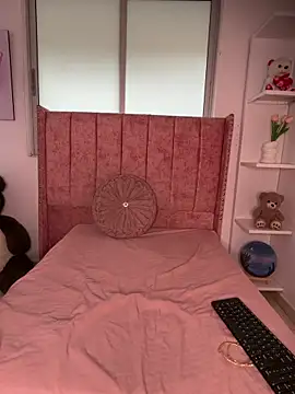 salomecute21 online show from May 5, 2026, 11:13 am
