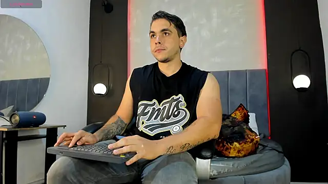 Liam walk  online show from October 7, 2025, 7:04 pm