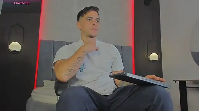 Snapshot of Liam_walk_ chatting on March 25, 2026, 7:57 pm Liam walk online show from March 25, 2026, 7:57 pm