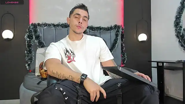 Liam walk  online show from November 28, 2025, 10:10 pm