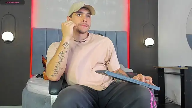 Snapshot of Liam_walk_ chatting on February 17, 2026, 9:34 pm Liam walk online show from February 17, 2026, 9:34 pm