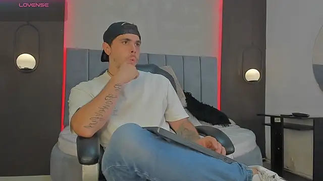 Snapshot of Liam_walk_ chatting on March 20, 2026, 10:44 pm Liam walk online show from March 20, 2026, 10:44 pm