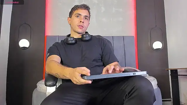 Snapshot of Liam_walk_ chatting on February 9, 2026, 8:29 pm Liam walk online show from February 9, 2026, 8:29 pm